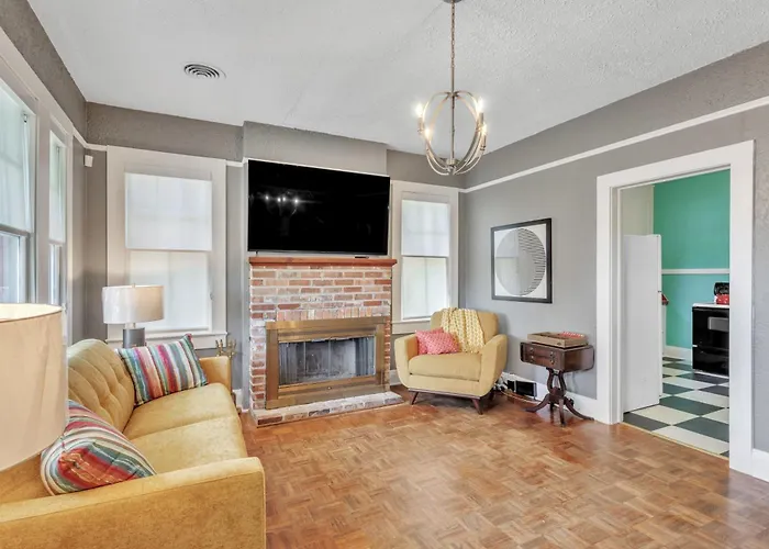 Retro Revival With Modern Comfort - A Mid-Century Gem In Gonzales La