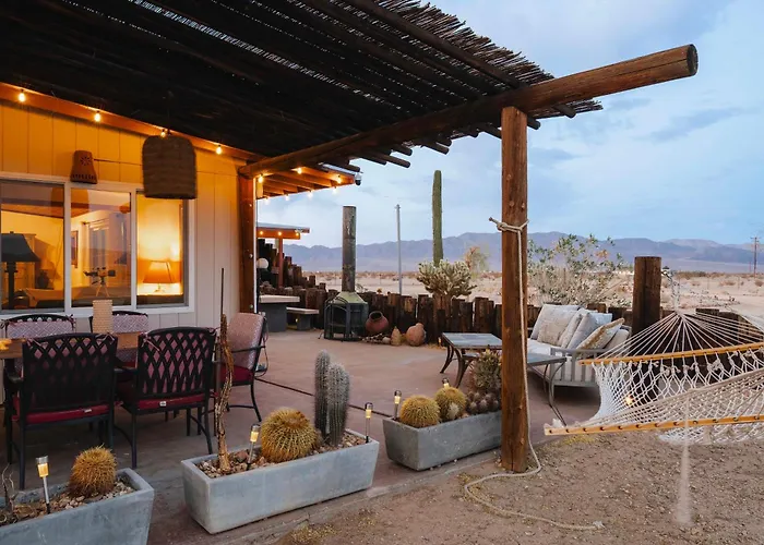 Twentynine Palms Desert Oasis W/ Pool & Hot Tub!