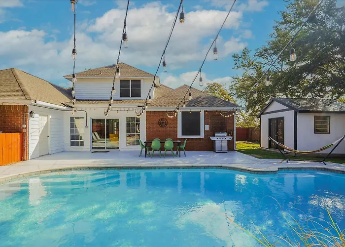Luxurious 5 Bedroom Retreat With Pool