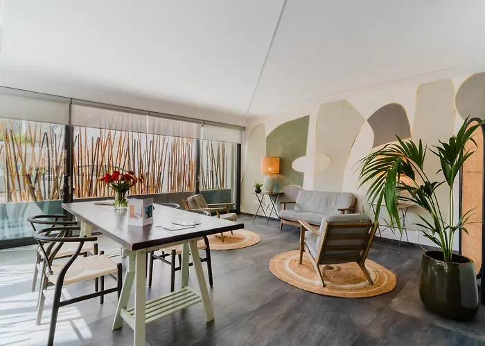 Glass House - Smart Rooms & Parking