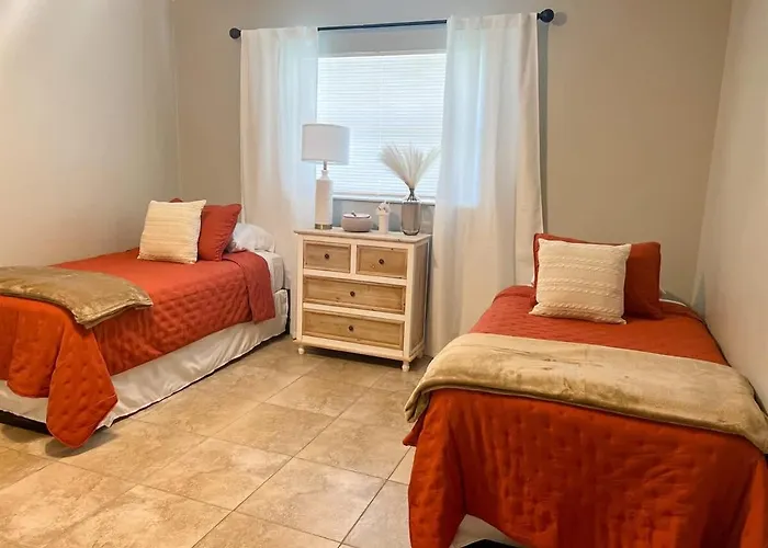 Cozy 2 Bedroom Home, Dade City!
