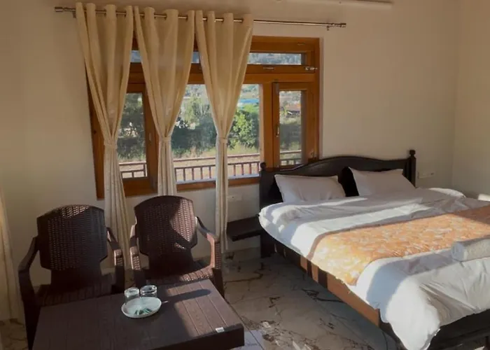Lotus Lake View Inn