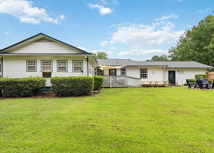 5Br With Game Room & Huge Backyard