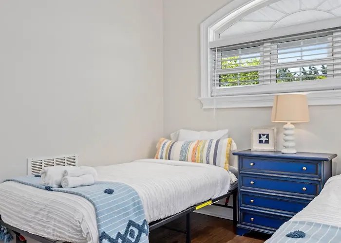 Modern Coastal Comfort - 3 Bedroom Condo With Balcony