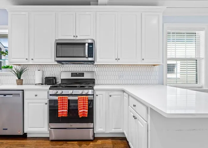 Modern Coastal Comfort - 3 Bedroom Condo With Balcony