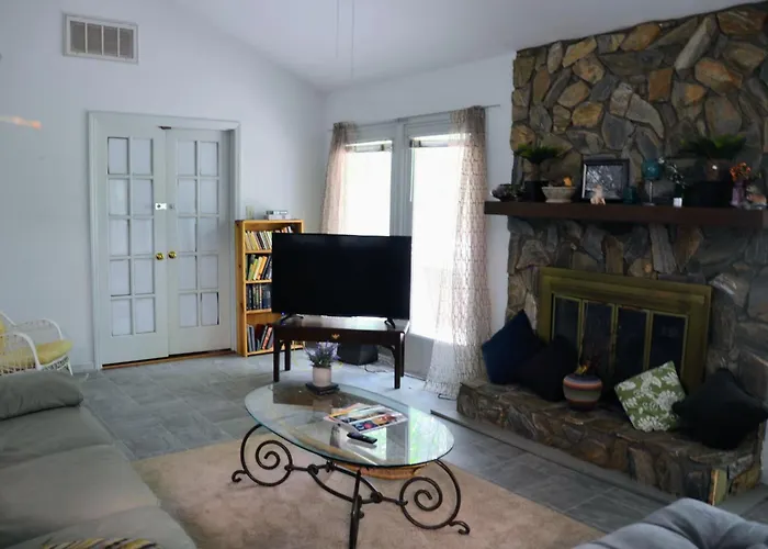 Serene Acre Retreat- In Apex Near Raleigh