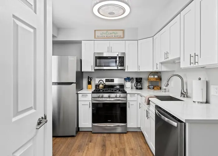 Modern Beach Retreat Sleeps 8 - Big Yard & Bbq