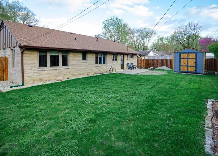 Cheerful & Cozy Farmhouse 2 Bedroom Home