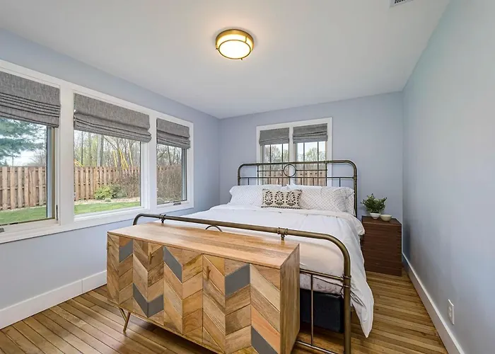Cheerful & Cozy Farmhouse 2 Bedroom Home