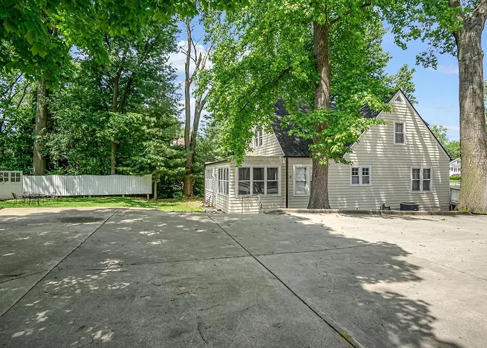 Charming Edwardsville Home: Walk To Downtown!