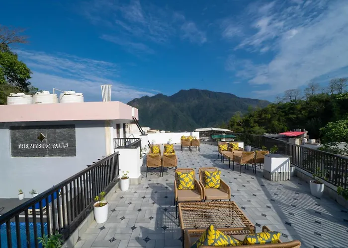 Perfectstayz Premium Mystic Falls With Rooftop Pool & Cafe