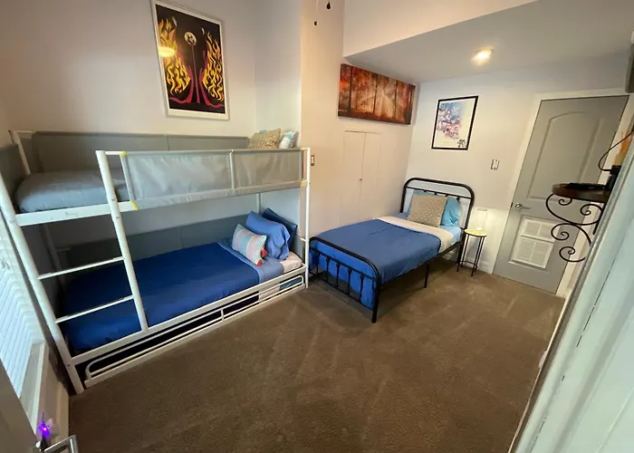 Spacious Ranch 7 Min To Beach/ Airport Pet Friend