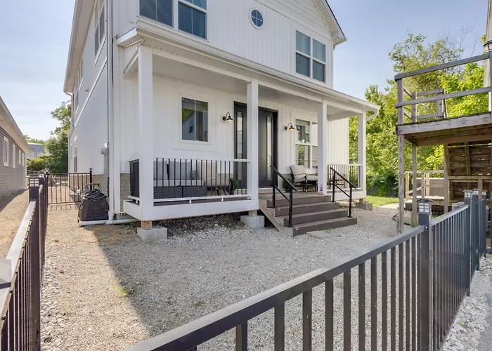Steps To Buckeye Lake: Family-Friendly Home