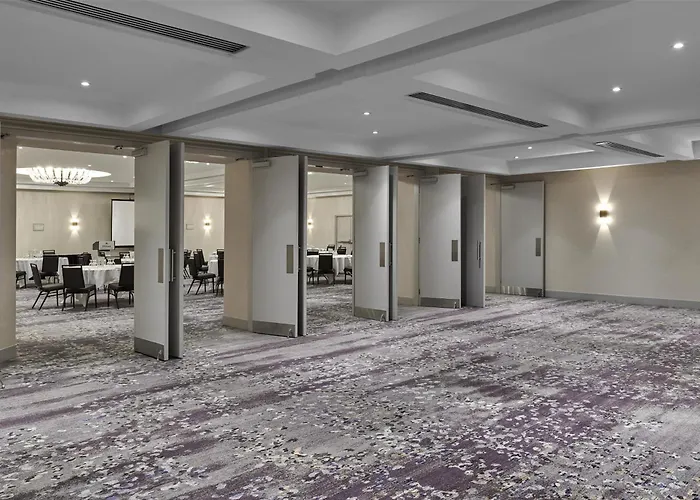 Hilton Toronto Airport Hotel & Suites