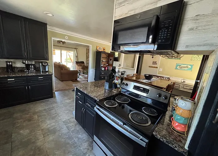 Peaceful & Cozy 3 Bedroom Ranch-Home W/Fireplace