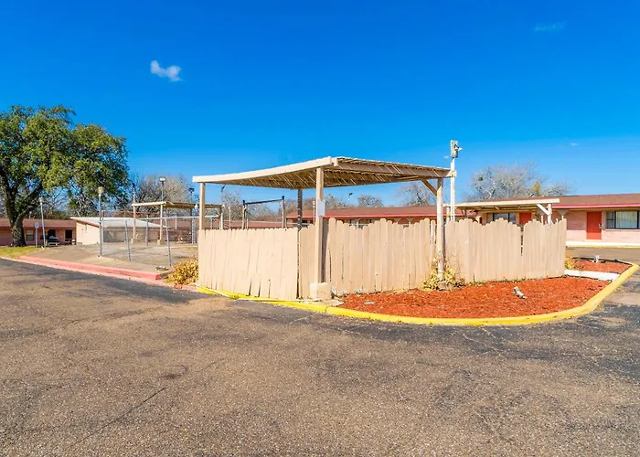 Capital O Hotel Beeville - Us 181