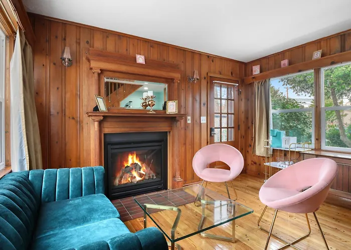 The Queen Hotel- Downtown Luxury