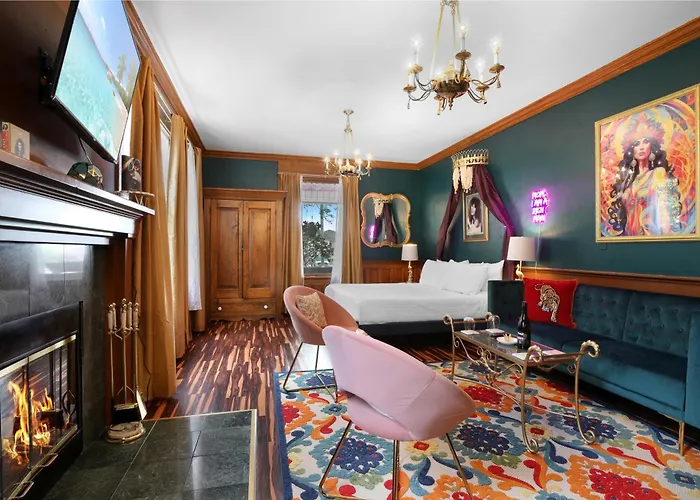 The Queen Hotel- Downtown Luxury