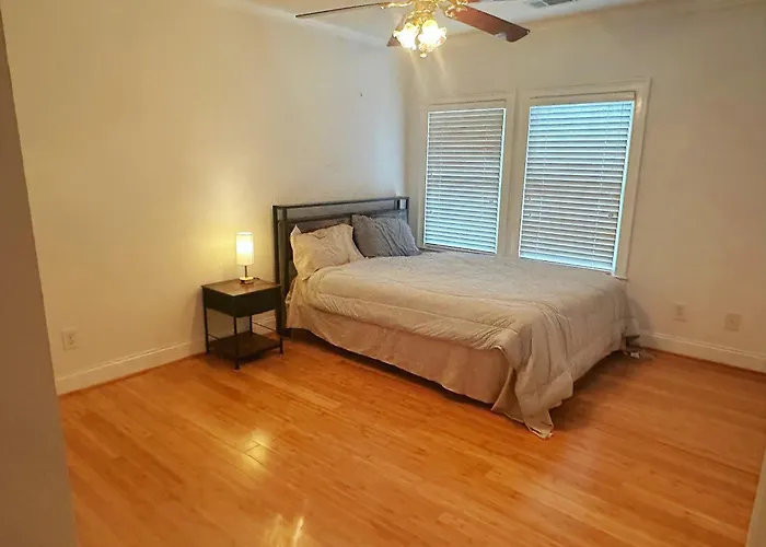 Entire 4Br Lakeview Home With Parking Fast Wi-Fi Conyers