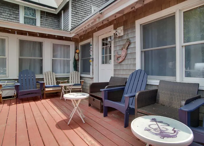 1 Mi To Ferry Terminal: Oak Bluffs Family Retreat!