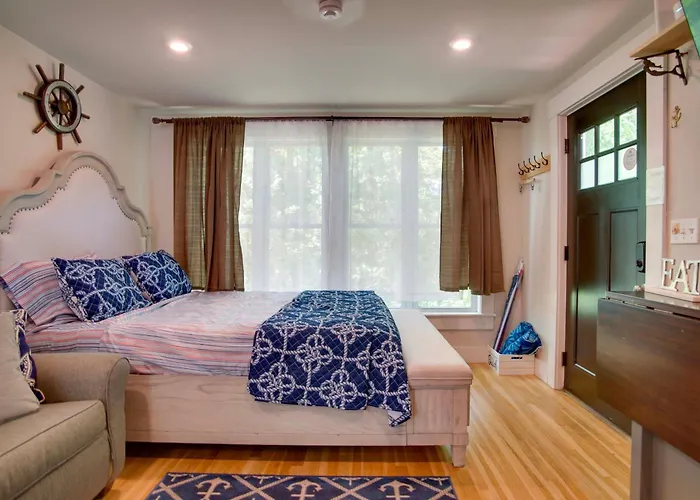 Walk To Beach & Lighthouse: Oak Bluffs Studio!
