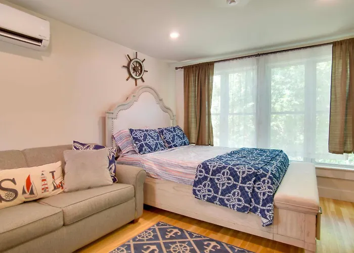 Walk To Beach & Lighthouse: Oak Bluffs Studio!