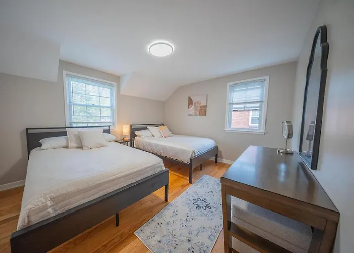 Newly Renovated Townhouse On A Tranquil Street