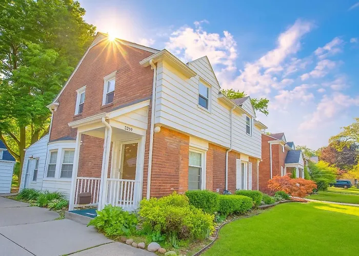 Newly Renovated Townhouse On A Tranquil Street