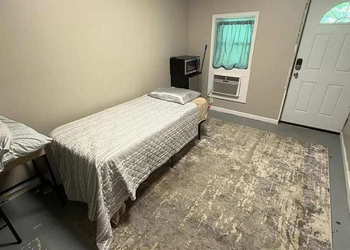Cozy Room Near Downtown Hendersonville