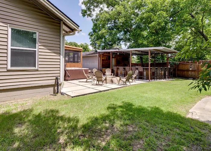 Hot Tub + Outdoor Kitchen: Stylish Home In Bryan