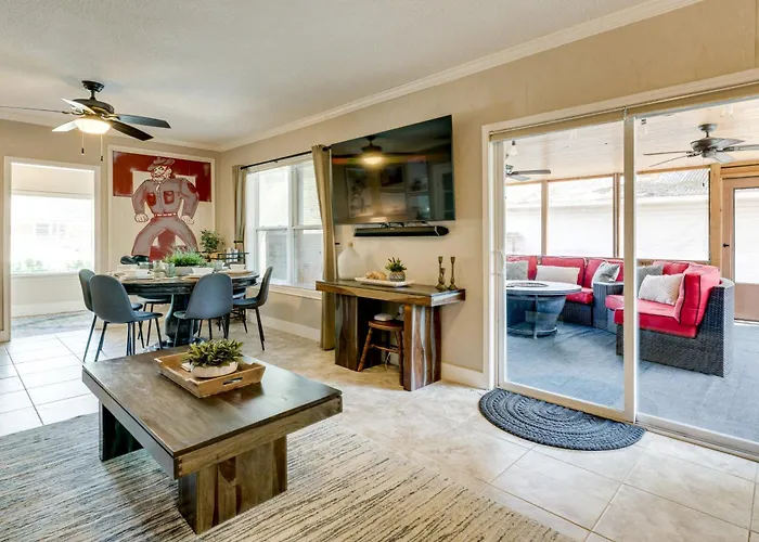 Hot Tub + Outdoor Kitchen: Stylish Home In Bryan
