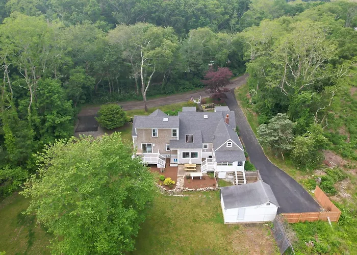 3 Bedroom Cape House By Leavetown Vacations