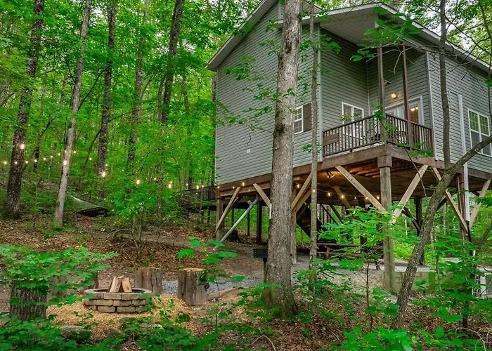 Peaceful Hideaway Treehouse Near Little River Canyon