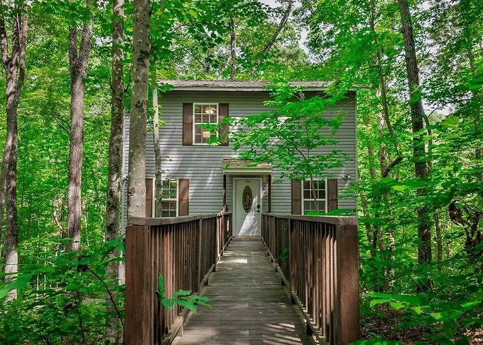 Peaceful Hideaway Treehouse Near Little River Canyon