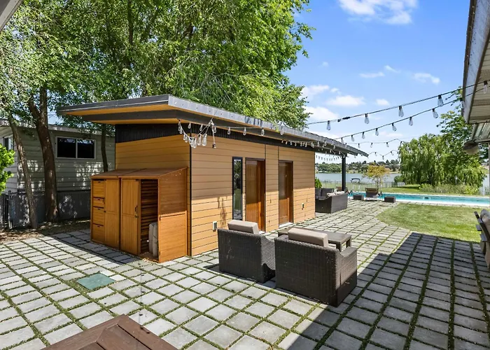 Lakefront Washington Home W/ Private Pool & Sauna