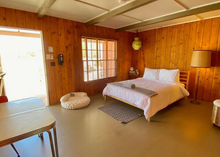 Room 8 - Downtown Joshua Tree Motel - Pet Friendly - Walk To Shops & Visitor Center, Minutes To Park Entrance