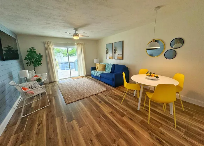 New - Amazing Sunshine - Up 6 Guests-Private Backyard
