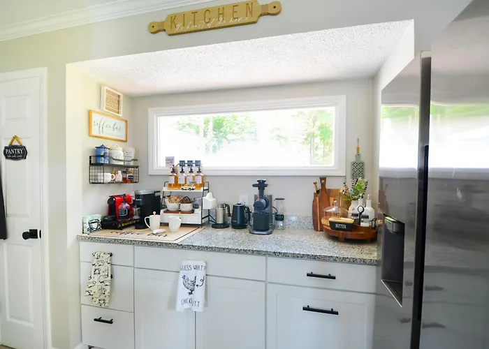 Private 1 Acre Retreat, Spa, Firepit, Gym, Chickens, King Suite, Pets