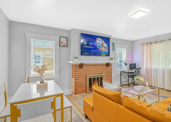 Elegant 5 Bedrooms Home Near Millikin Univ