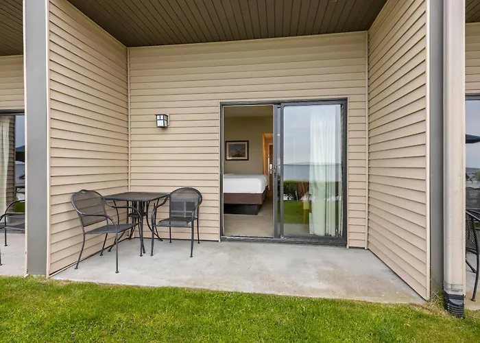 Beachfront Hotel Houghton Lake