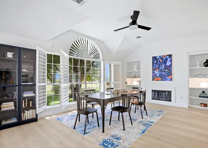 5 Beds Luxury Retreat On Golf Course