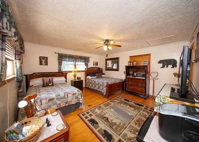 Smiths In-Law Suite! Pet Friendly! Hot Tub!
