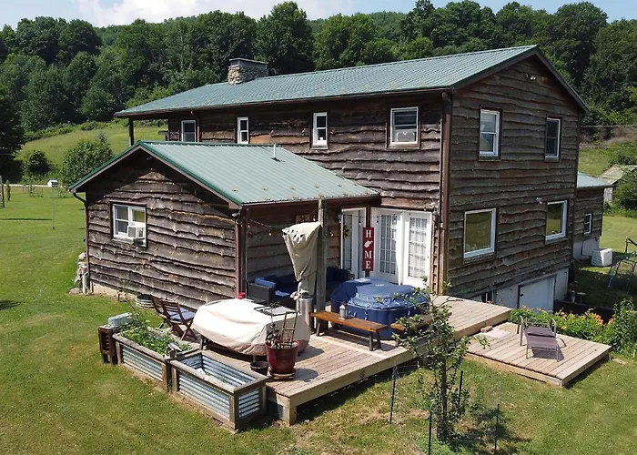 Smiths In-Law Suite! Pet Friendly! Hot Tub!