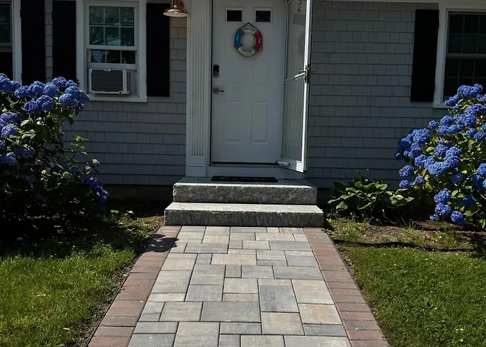 Spacious Renovated In Historic Sandwich