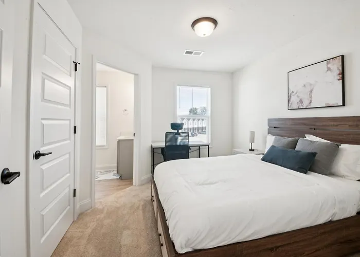 Arte Luxury Townhomes D6 I Comfy 2 Bed 25 Bath