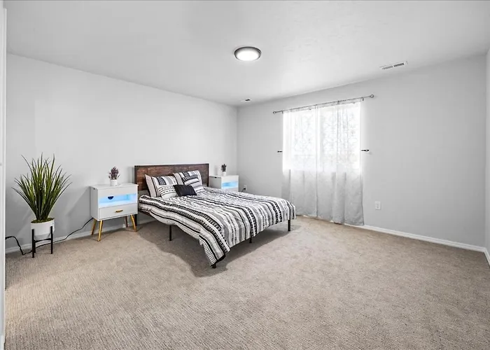 Heart Of Caldwell- Hottub-Fenced Yard- Spacious