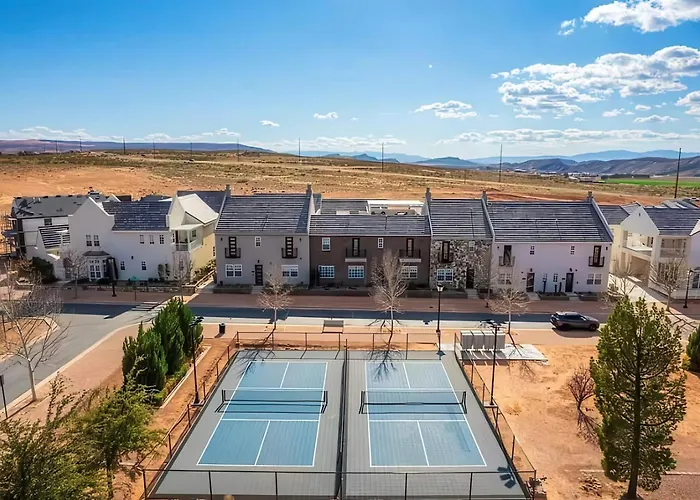 Spacious Oasis, Rooftop Views , Hot Tub, Sleeps 34