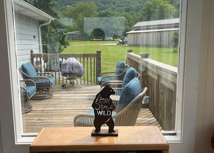 Bears Valley Inn: Attraction-Adjacent with Private Pool Club