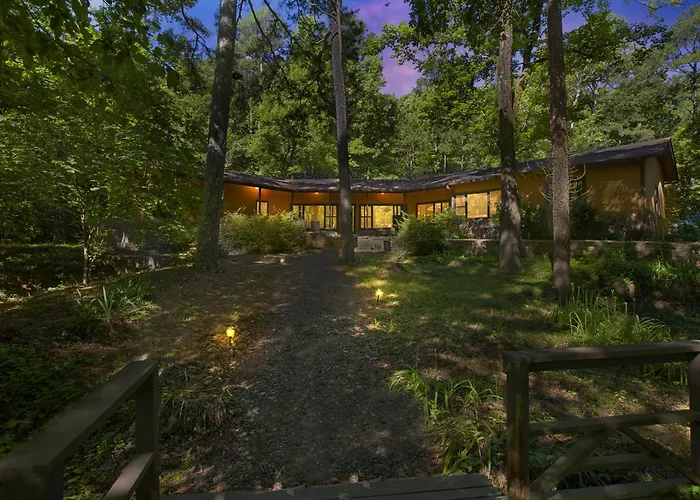 Shangri-La ! A Serene Retreat - Direct Access To Trails Just 7 Miles Drive !!