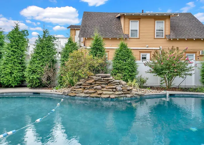 Gorgeous Historic Victorian With 8 Bedroom/4 Baths